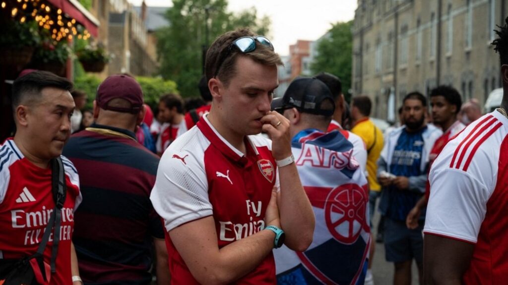 “On a tellement bien joué, mais le PSG est de loin la meilleure équipe au monde” : le fair-play des supporters d’Arsenal après la défaite en Ligue des champions