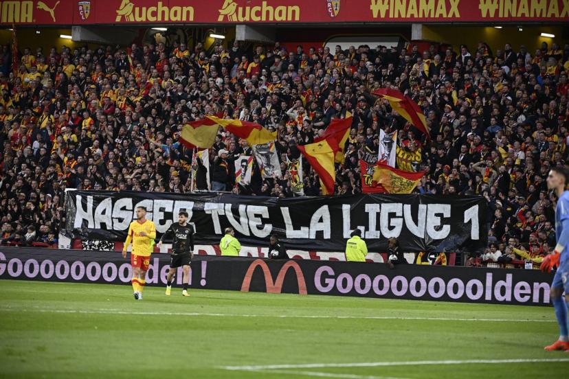 A large banner unfurled by Lens supporters