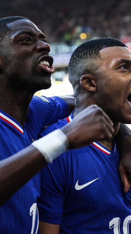 Ousmane Dembélé et Kylian Mbappé lors de France-Pologne durant l'Euro, le 25 juin 2024. (FRISO GENTSCH / DPA)