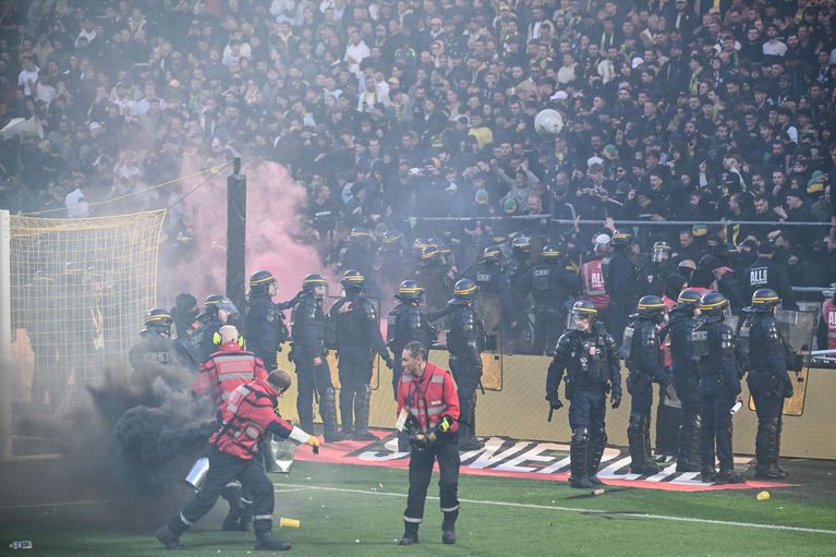 Au bout de quelques minutes, les supporters nantais ont regagné leur tribune, sécurisée par de nombreux CRS qui n'ont pu éviter quelques échauffourées
