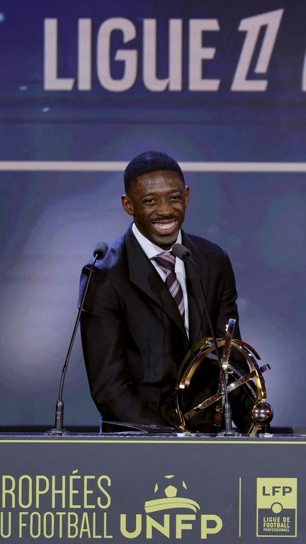 Ousmane Dembélé a reçu le trophée du meilleur joueur de Ligue 1, lors de la cérémonie des trophées UNFP, à Paris, le 11 mai 2026. (THOMAS SAMSON / AFP)