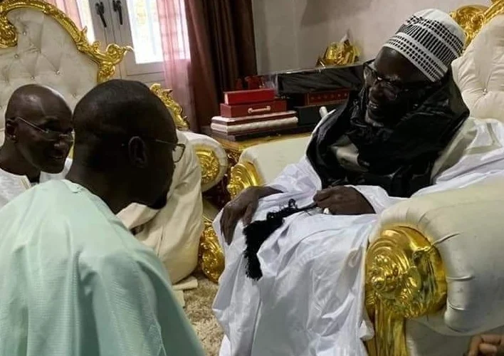 Touba : Ousmane Sonko vilipendé devant Serigne Mountakha Mbacké par l'APR 1 Ousmane Sonko reçu par le Khalife général des Mourides, Serigne Mountakha Mbacké (photos)