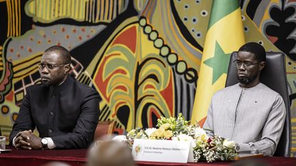 Le Premier ministre sénégalais Ousmane Sonko (à gauche) et le président Bassirou Diomaye Faye (à droite) assistent à une cérémonie au palais présidentiel de Dakar, le 16 octobre 2025. (PATRICK MEINHARDT / AFP)