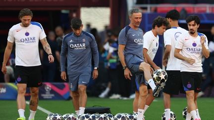 Luis Enrique au milieu des joueurs du PSG, à la veille de la finale de la Ligue des champions, à la Puskas Arena de Budapest, le 30 mai 2026. (FRANCK FIFE / AFP)