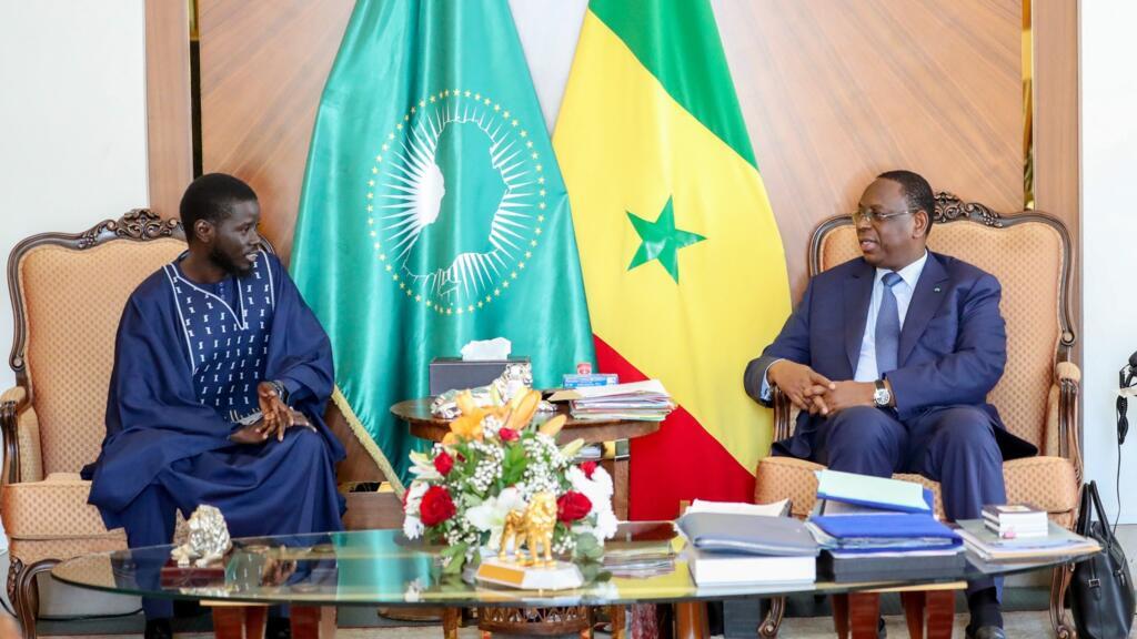 [Image d'archives] A Senegalese presidential meeting between outgoing president Macky Sall (right) and newly elected president Bassirou Diomaye Faye (left) at the Dakar presidential palace on March 28, 2024.