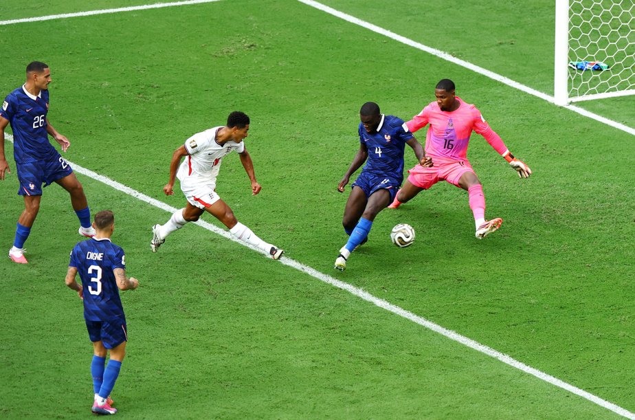 Mbappé and Bellingham shaking hands after the match
