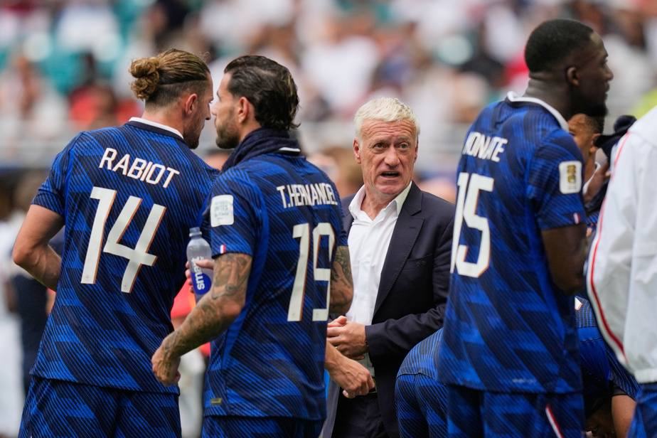 French players in defensive disarray