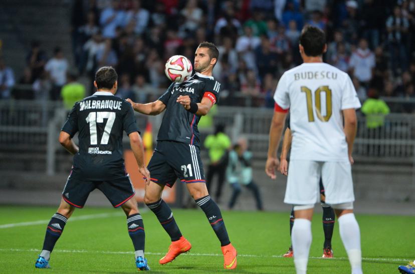 Steed Malbranque and Maxime Gonalons on August 21, 2014 (1-2 defeat) against Astra Giurgiu. (P. Lahalle/L'Équipe)